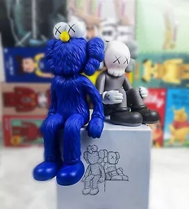 Für Kaws Fans, Wohndeko sehen/beobachten, 2 Figuren ein Set - KOMMT MIT BOX - Bild 1 von 10