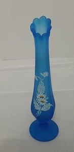 "Vaso vintage Westmoreland blu nebbia vetro raso gemme dipinto a mano margherite 11,5" - Foto 1 di 6