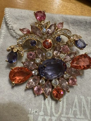 Редкий товар! Отличное состояние товара Булавка Nolan Miller Pink & Purples Explosion No141 - Изображение 1 из 4