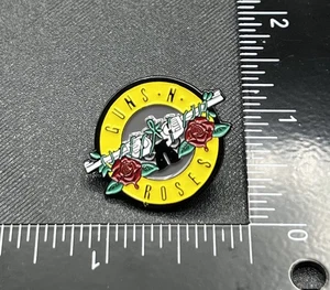 GUNS N' ROSES - Enamel Lapel Brooch Pin Rock Band - Picture 1 of 1