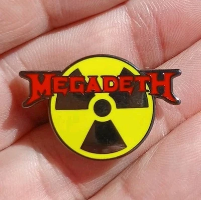 MEGADETH Biohazard Logo Rojo Vic Cabeza de Sonajero PIN Esmalte Personalizado Heavy Metal Dave # Foto 1 de 3