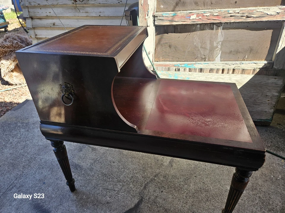 Mesa auxiliar STICKLEY Grand Rapids, cargador/teléfono de caoba Foto 1 de 4