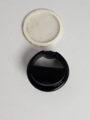 Jonsereds Chainsaw 52 Oil Pump Retainer W/ Screen 504350300 - Image 1 of 2