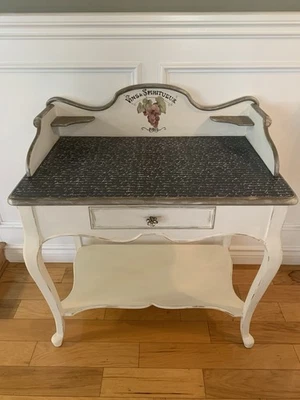 Elegante gabinete de gasa inspirado en el romance de la región vinícola francesa Foto 1 de 4