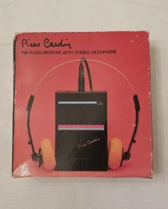 Receptor de radio FM vintage Pierre Cardin con auriculares estéreo - Imagen 1 de 12