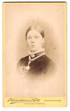 Fotografie Brown Barnes Bell, Leeds, 1 Commercial Street, Portrait Dame mit edl 