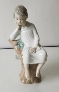 LLADRO FIGURINE #4876 THINKING BOY SITTING ON TREE STUMP 8 1/2" TALL - Picture 1 of 5