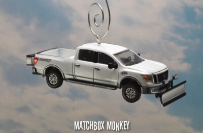 Nissan Titan XD Pro-4X 2018 camioneta de cabina extendida con quitanieves adorno navideño 4x4 Foto 1 de 4