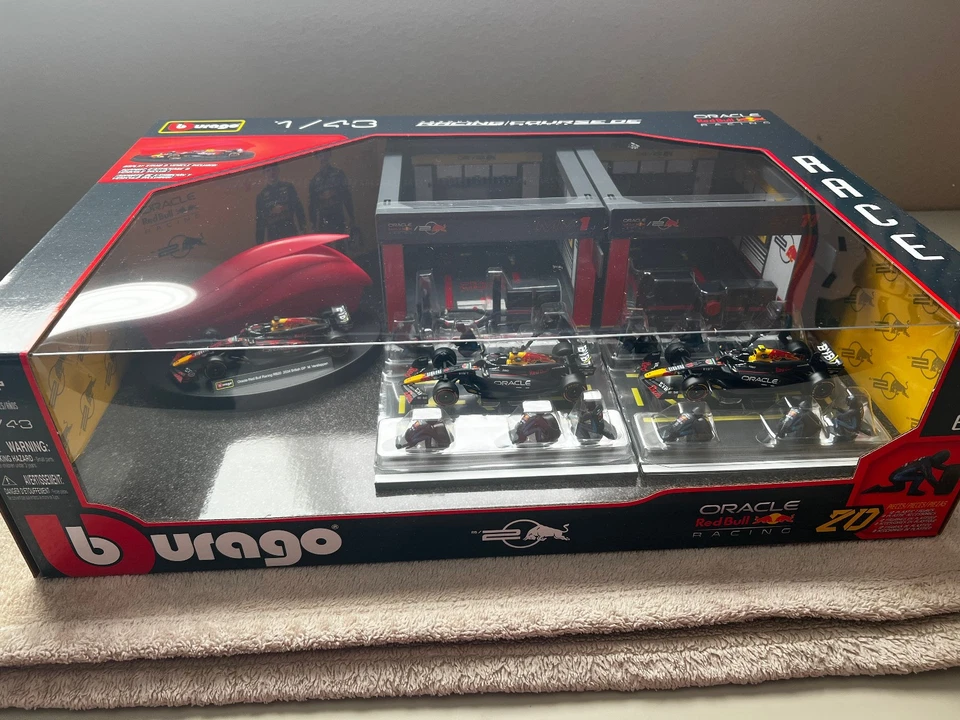 Burago RED BULL 1:43 Fórmula 1 Deluxe Pit Set - Garajes / Pit Crew / 3 x Coches de F1 Foto 1 de 4