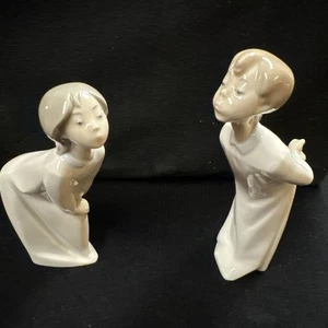 Lladró 2 Figurines “Boy Kissing” #4869;“Girl Kissing” #4873 (Blowing) Retired - Picture 1 of 10