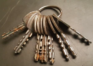 Menge 9 Vintage Master Lock gewellte Flachschlüssel 2" auf Schlüsselring - Bild 1 von 8