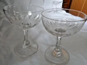 Two vintage champagne glasses 12cms tall - Picture 1 of 3