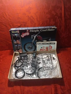 M24c NIOB 1982 Revell Grease 2 Honda Cool Rider Motorcycle 1/8 Model Kit 7913 - Picture 1 of 5
