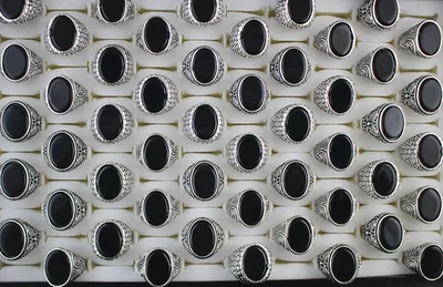 32 шт. оптовые партии черных смешанных мужских модных колец из овального стекла из сплава - Изображение 1 из 4