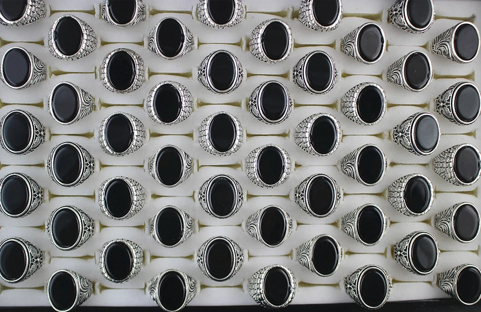 Lote a granel de 32 piezas de anillos de aleación de moda de vidrio ovalado mezclado negro para hombre Foto 1 de 4