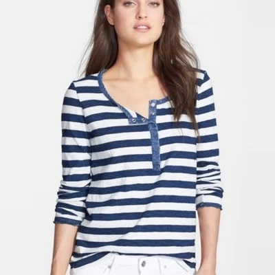 Espléndida camiseta Henley a rayas índigo ribete cambray para mujer pequeña $98 Foto 1 de 4
