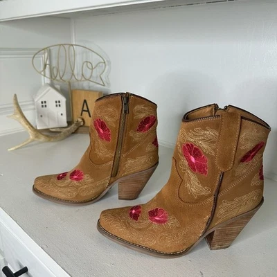 Botines occidentales Dingo de gamuza tostada bordados florales para mujer 7M Foto 1 de 4