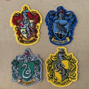 1x Patch Potter Slytherin Hufflepuff Ravenclaw Gryffindor Embroidered Iron #2503 - Picture 1 of 6