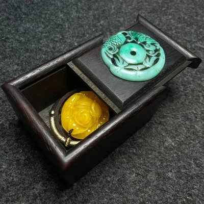 Caja con incrustaciones de sándalo negro con collar colgante de cera de abejas de imitación Foto 1 de 4