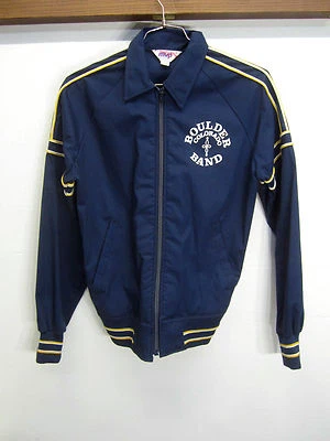 Chaqueta Abrigo De Colección MVP Boulder Colorado Band Drizzler Azul Marino Poliéster S Hecho en EE. UU. Foto 1 de 4
