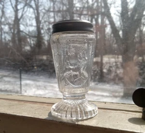 1880er SCHAUSPIELERIN ODER ANNIE MUSTER PRESSGLAS SALZSTREUER MIT DECKEL - Bild 1 von 9