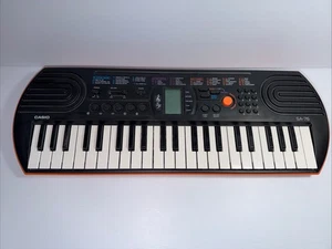 Casio SA-76 Electronic Keyboard 100 Töne Schwarz/Orange Top Zustand - ungetestet - Bild 1 von 5
