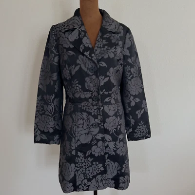 Женская куртка на пуговицах White House Black Market размер S черная с цветочным рисунком жаккардовая спереди - Изображение 1 из 4