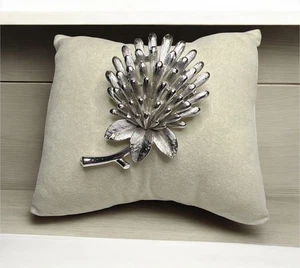 Broche/Pin Vintage Crown Trifari Firmado Cardo Tono Plata - Imagen 1 de 4