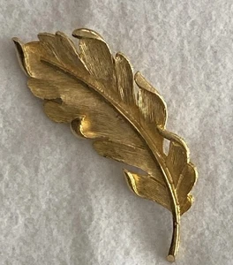 Gold Tone Feather Brooch Pin Vintage 3” Long *Ships Free - Picture 1 of 4