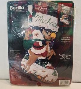 Bucilla Santas Coming Town Navidad Medias Apliques Kit Comenzado Lentejuelas 2003 - Imagen 1 de 8