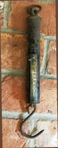 antica scala da appendere a molla in ottone e ferro 50 libbre funziona bene - Foto 1 di 2