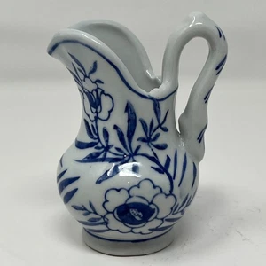 Mini jarrón jarra vintage azul y blanco diseño floral asiático pequeño único - Imagen 1 de 8
