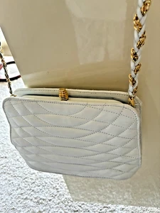 Neue weiße mittelgroße Kunstleder Umhängetasche Handtasche mit vergoldetem Verschluss - Bild 1 von 5