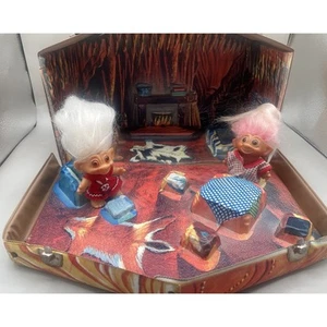 60er Jahre Dam Ära Troll Puppenhaus | Tragetasche, zwei Trolle mit Kleidung - Bild 1 von 12