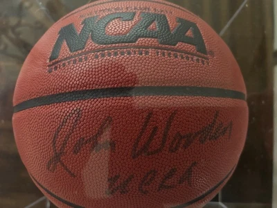 JOHN WOOD & BILL WALTON BALONCESTO AUTOGRAFIADO UCLA CERTIFICADO DE AUTENTICIDAD Y CUBO Foto 1 de 3