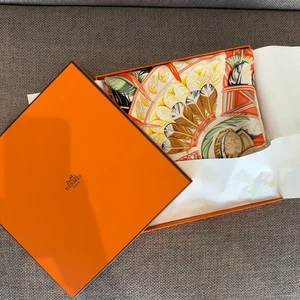Sciarpa Hermes Silk Dance Pacifique Feather Pather autentica 90 cm x 90 cm - Foto 1 di 17