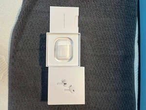 Apple AirPods Pro 2ème génération avec étui de charge sans fil MagSafe (USB-C)... - Photo 1 sur 8