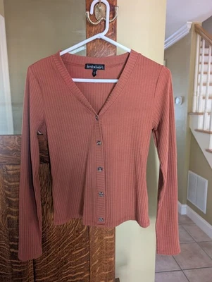 Camisa Derek Heart Mujer Mediana Acanalada Cuello en V Botón Frontal Manga Larga Color Óxido Foto 1 de 4