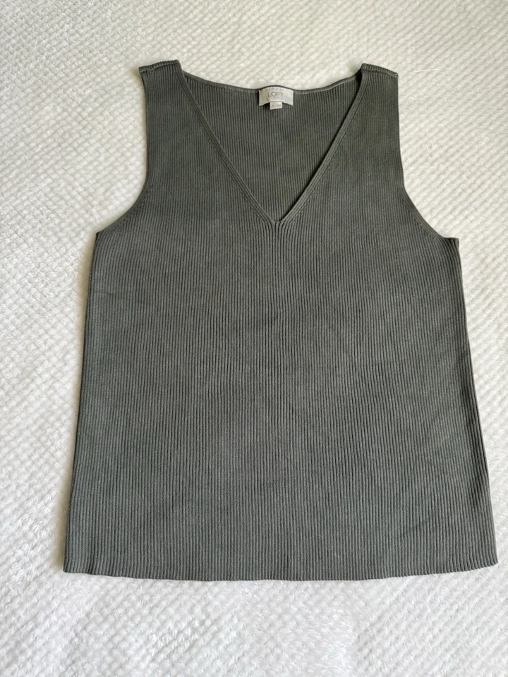 Camiseta sin mangas suéter ligero sin mangas verde oscuro acanalado Loft Outlet XL Foto 1 de 4