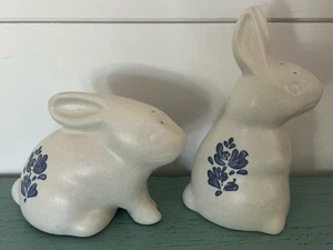 Vintage Pfaltzgraff Yorktown Easter Bunny Rabbit Salt Pepper Shaker Set NICE! - Picture 1 of 4