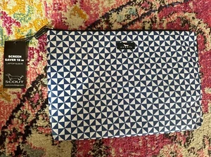 SCOUT Bags 13” Protector de Pantalla Geométrico Azul Blanco Funda para Laptop Nueva con Etiquetas - Imagen 1 de 6