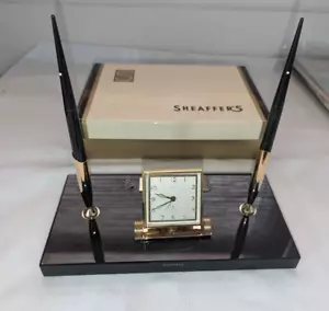 FANTASTICO Set da scrivania 2 penne e orologio Sheaffer's con scatola originale ~ mai usato! - Foto 1 di 15