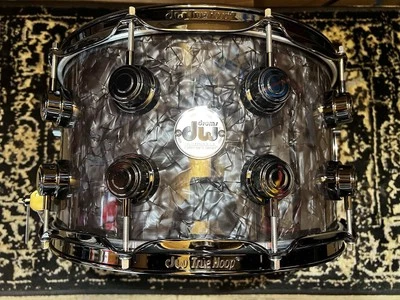 Малый барабан DW 8 x 14 дюймов коллекционный SSC из кленовой оболочки - Black Diamond W/BN HW - Изображение 1 из 4