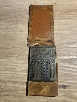 Ancienne machine à calculer REBO UNIS FRANCE avec étui et stylet d'origine - Photo 1/4