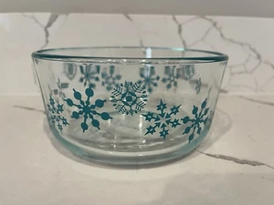 ❄️ VTG Pyrex Glass Snowflake Pattern Design Mixing / Serving Bowl - Picture 1 of 5