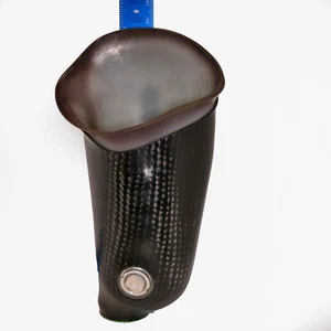 PRÓTESIS FIBRA DE CARBONO ZÓCALO PIERNA IZQUIERDA con VÁLVULA DE EXPULSIÓN Y BASE DE MONTAJE H=15" - Imagen 1 de 7