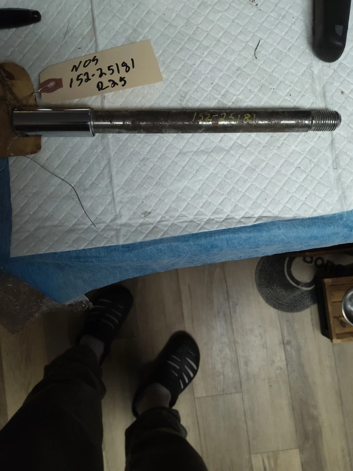 1965 Yamaha Yds3c/R3/Oem передняя ось 152-25181-00-00 R25 - Изображение 1 из 3