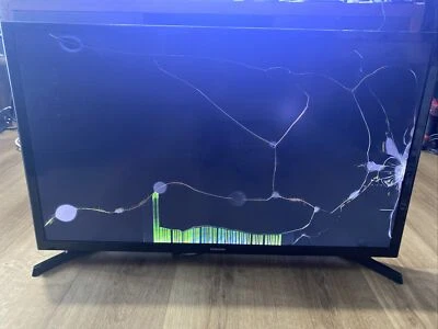 Samsung 32" HG32ED450SW LED TV - Freeview - USB - HD (Cracked Screen) - Image 1 of 4