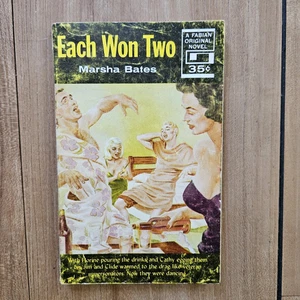Vintage 1959 Each Won Two by Marsha Bates Vintage Pulp Gay Interest Novel Drag - Foto 1 di 7