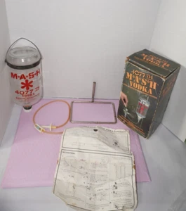 Vintage 1983 MASH 4077th I.V. Dispensador de vodka por goteo Hawkeye Distillery - SIN SOPORTE - Imagen 1 de 15